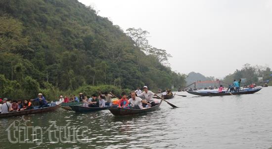 Hơn 400.000 lượt khách trẩy hội chùa Hương ảnh 1